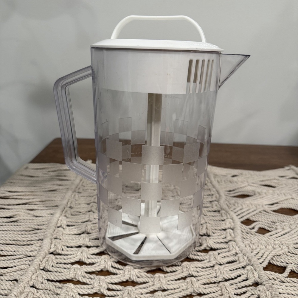 Pampered Chef Quick Stir 2 Quart Clear Pitcher Checker Board Pattern White Lid